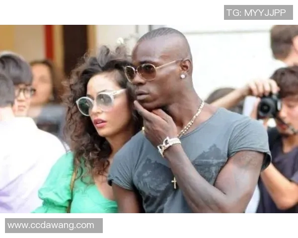 足球球星携女友甜蜜合照曝光 两人甜笑互动展现浓情蜜意