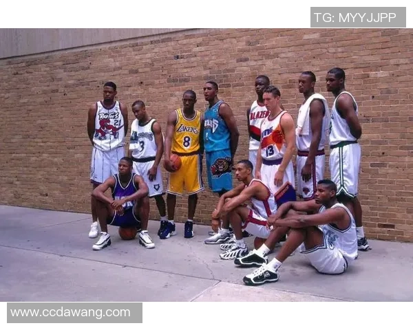 千禧年足球球星风采盘点:崛起与辉煌的黄金一代球员 千禧年足球球星风采盘点:崛起与辉煌的黄金一代球员